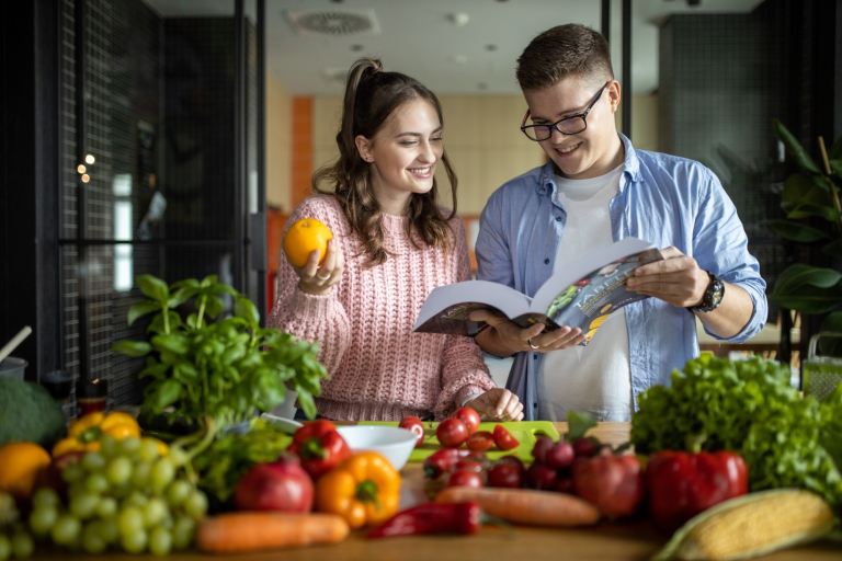 Dietetyka i poradnictwo żywieniowe | Studia podyplomowe w Gdańsku | Uniwersytet WSB Merito w Gdańsku: Studenci podczas wspólnego gotowania
