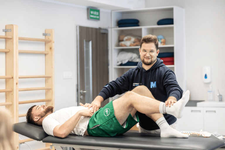 Stypendia i zniżki | Uniwersytet WSB Merito w Gdańsku: Wykładowca pokazuje podczas warsztatu ćwiczenie na studencie