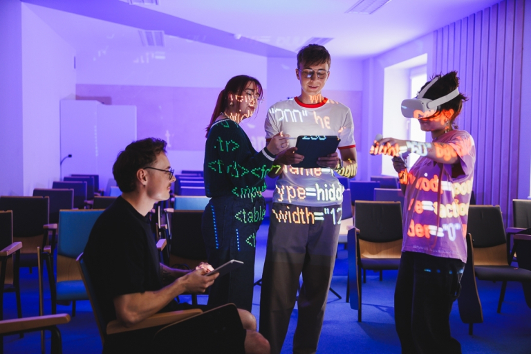 Maturzyści | Uniwersytet WSB Merito w Gdańsku: Studenci na zajęciach z VR