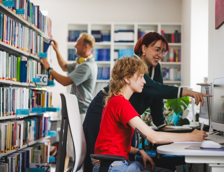 FinTech i Big Data | Studia II stopnia ze studiami podyplomowymi  | Uniwersytet WSB Merito w Gdańsku: Studentki przy komputerach w bibliotece