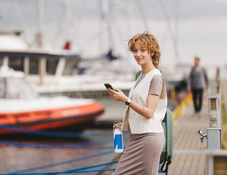 Dietetyka sportowa | Studia I stopnia w Gdańsku | Uniwersytet WSB Merito w Gdańsku: Studentka na tle jachtów w Gdyni