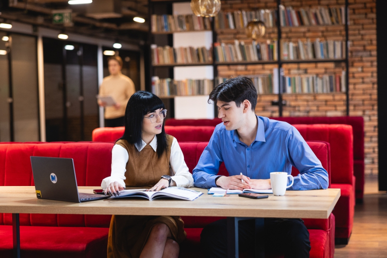 Zarządzanie cyberbezpieczeństwem. Certyfikat ISO 27001 | Studia podyplomowe w Gdańsku | Uniwersytet WSB Merito w Gdańsku: SP uczestnicy rozmowa uczelnia