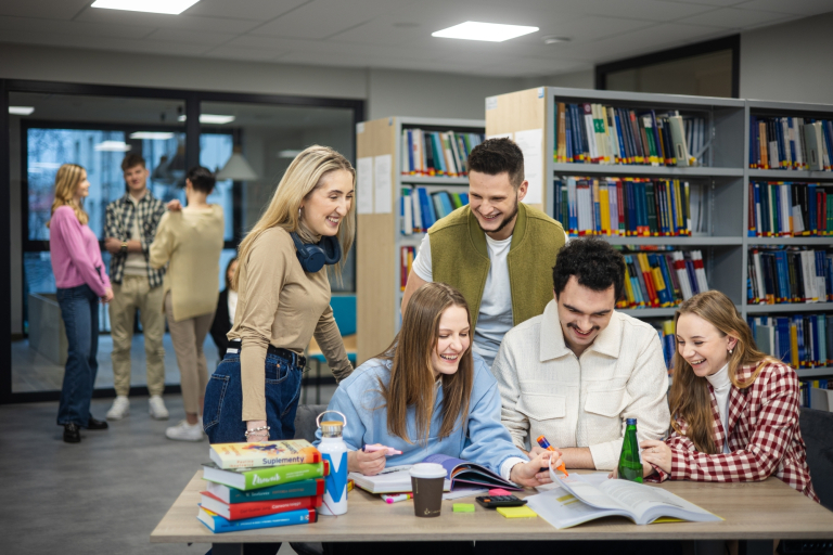 Stypendia i zniżki | Uniwersytet WSB Merito w Gdańsku: Studenci pracują w grupie w bibliotece