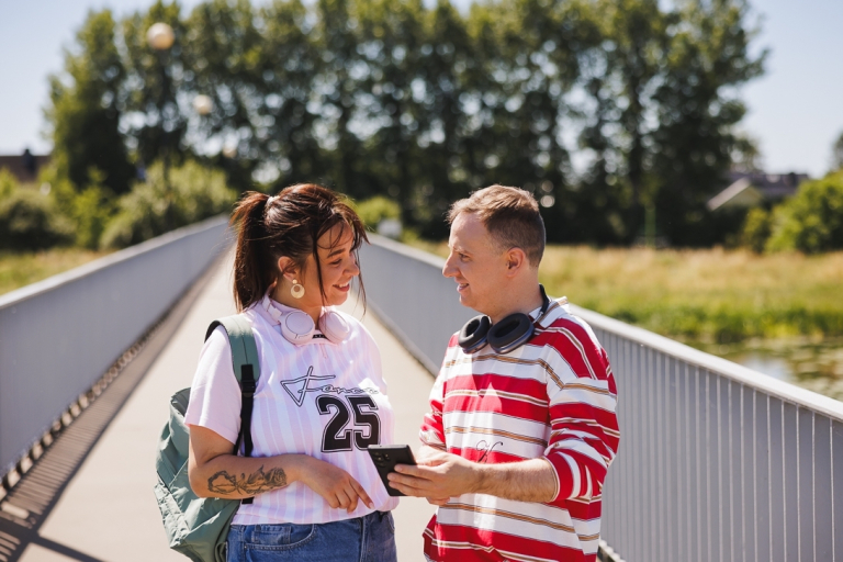 Dietetyka sportowa | Studia I stopnia w Gdańsku | Uniwersytet WSB Merito w Gdańsku: Studenci na moście w sportowych strojach