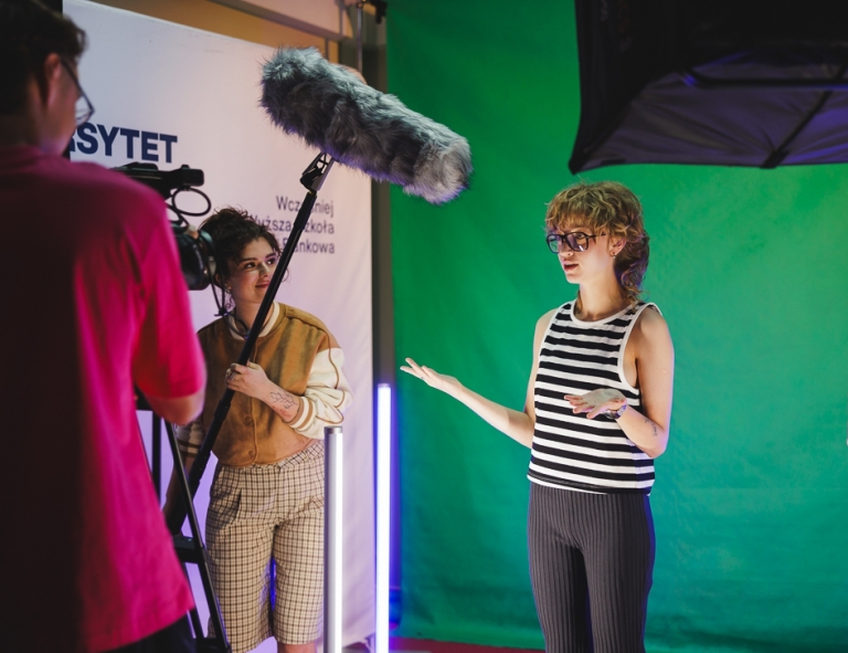 Komunikacja cyfrowa i media kreatywne | Studia II stopnia w Gdańsku | Uniwersytet WSB Merito w Gdańsku: Studenci kręcą materiał w studio filmowo-fotograficznym