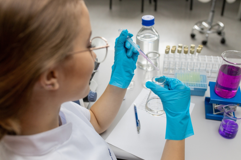 Kosmetologia – start w branży beauty | Studia podyplomowe w Gdańsku | Uniwersytet WSB Merito w Gdańsku: studentka-laboratorium-kosmetologia