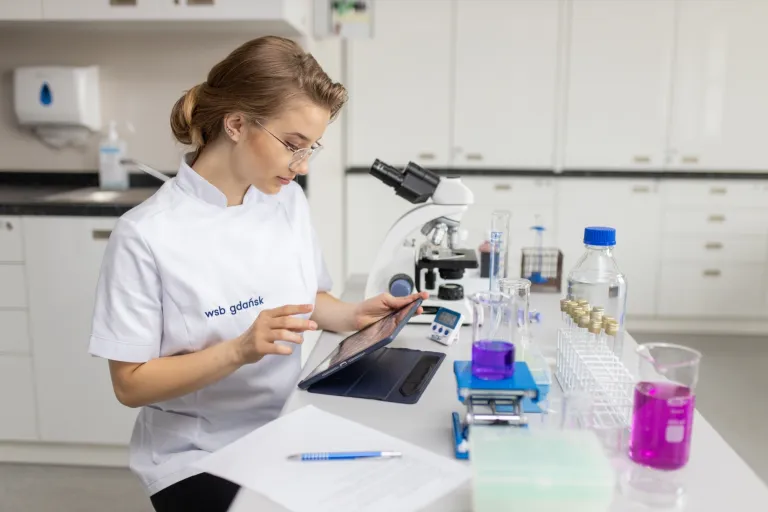 Kosmetologia | Studia I stopnia w Gdańsku | Uniwersytet WSB Merito w Gdańsku: studentka_laboratorium_kosmetologia