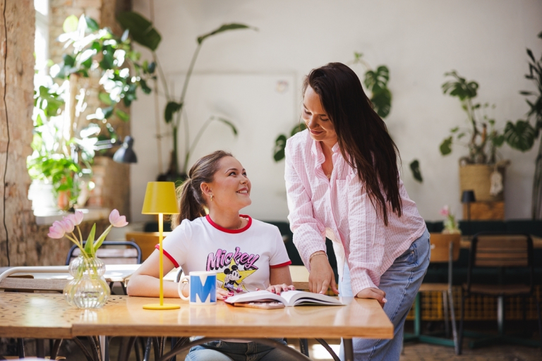 Menedżer turystyki i hotelarstwa | Studia II stopnia ze studiami podyplomowymi  | Uniwersytet WSB Merito w Gdańsku: Studentki w kawiarni podczas rozmowy