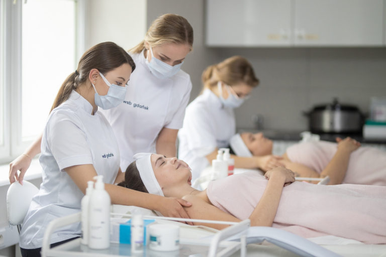 Kosmetologia anti-aging | Studia II stopnia ze studiami podyplomowymi  | Uniwersytet WSB Merito w Gdańsku: studentki-kosmetologii