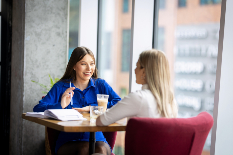 Podatki i doradztwo podatkowe | Studia I stopnia w Gdańsku | Uniwersytet WSB Merito w Gdańsku: Studentki podczas rozmowy w kawiarni 