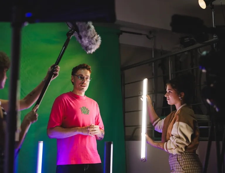 Multimedia i grafika komputerowa | Studia I stopnia w Gdańsku | Uniwersytet WSB Merito w Gdańsku: Studenci tworzą materiał video podczas zajęć w studio