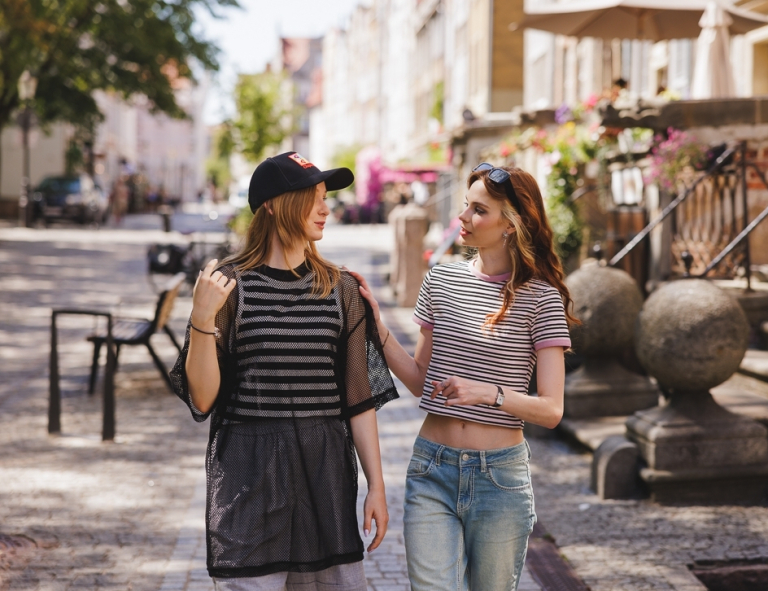 Maturzyści | Uniwersytet WSB Merito w Gdańsku: Studentki dyskutują przechodząc przez św. Ducha