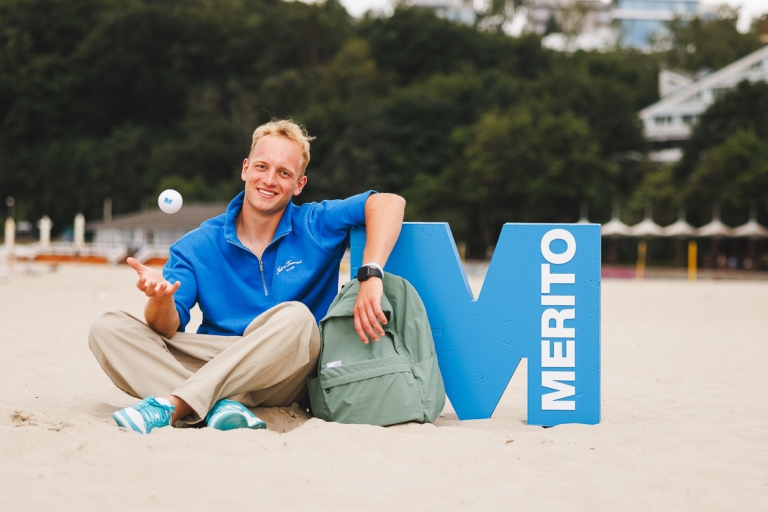 Zarządzanie sprzedażą i nowe media w turystyce | Studia II stopnia ze studiami podyplomowymi  | Uniwersytet WSB Merito w Gdańsku: Student na plaży z sygnetem M 