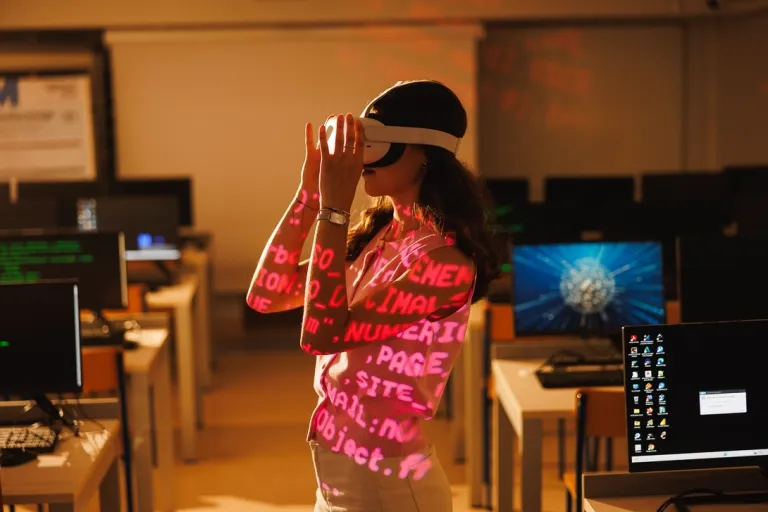 Software Development | Studia I stopnia w Gdańsku | Uniwersytet WSB Merito w Gdańsku: Dziewczyna w googlach VR