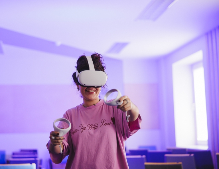 Bezpieczeństwo systemów teleinformatycznych | Studia I stopnia w Gdańsku | Uniwersytet WSB Merito w Gdańsku: Studentka podczas symulacji VR