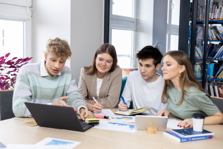 Windykacja i zarządzanie wierzytelnościami | Studia podyplomowe w Gdańsku | Uniwersytet WSB Merito w Gdańsku: Grafika główna: praktyczność i przyjazność WSB Merito Gdańsk - studenci w bibliotece pracują nad projektem
