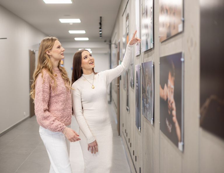 Grafika cyfrowa i kreacje multimedialne | Studia I stopnia w Gdańsku | Uniwersytet WSB Merito w Gdańsku: Studentki oglądają wystawę na galerii na Uczelni 