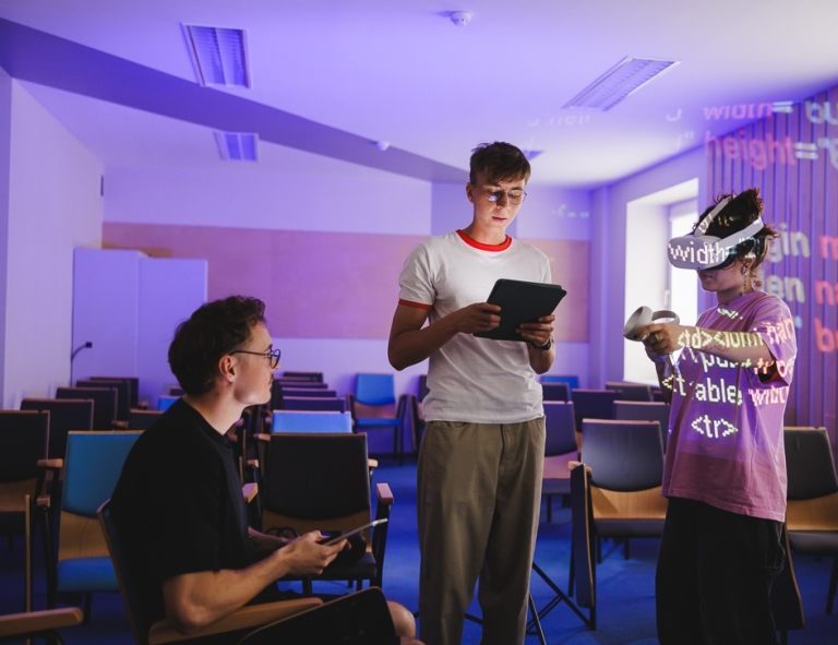 Kreowanie treści w mediach cyfrowych | Studia II stopnia ze studiami podyplomowymi  | Uniwersytet WSB Merito w Gdańsku: Studenci podczas zajęć z użyciem VR