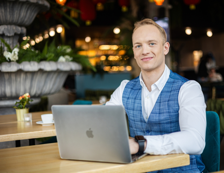 Inżynieria zarządzania danymi | Studia I stopnia w Gdańsku | Uniwersytet WSB Merito w Gdańsku: Student w stroju biznesowym przy laptopie