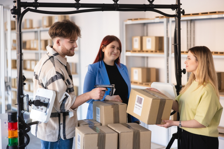 Logistyka | Studia II stopnia w Gdańsku | Uniwersytet WSB Merito w Gdańsku: Studenci w magazynie z kartonami