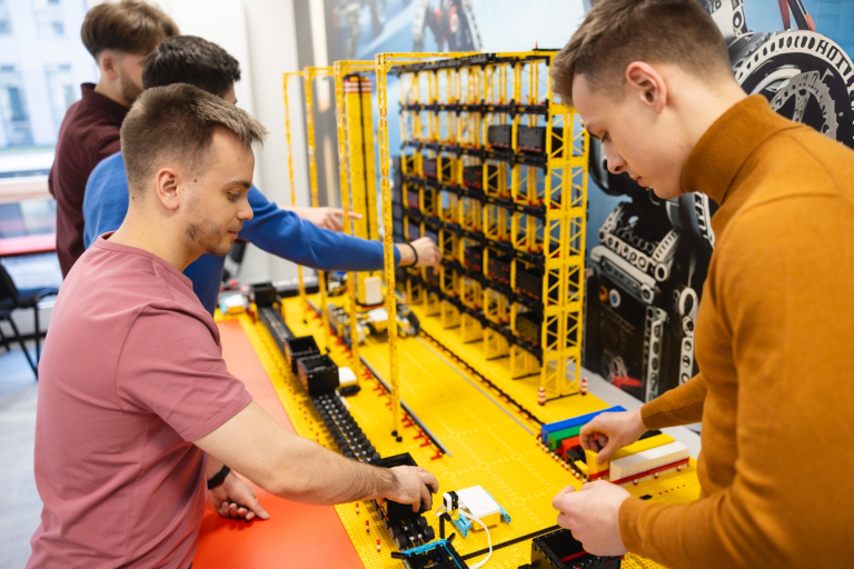 Logistyka | Studia II stopnia ze studiami podyplomowymi w Gdańsku | Uniwersytet WSB Merito w Gdańsku: Studenci przy makiecie 