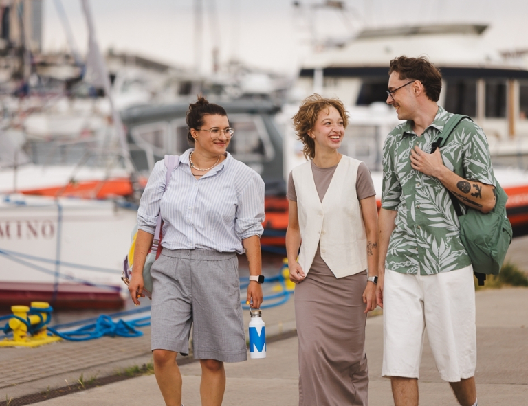 Angielski dla służb mundurowych | Studia II stopnia ze studiami podyplomowymi  | Uniwersytet WSB Merito w Gdańsku: Studenci na marinie w Gdyni