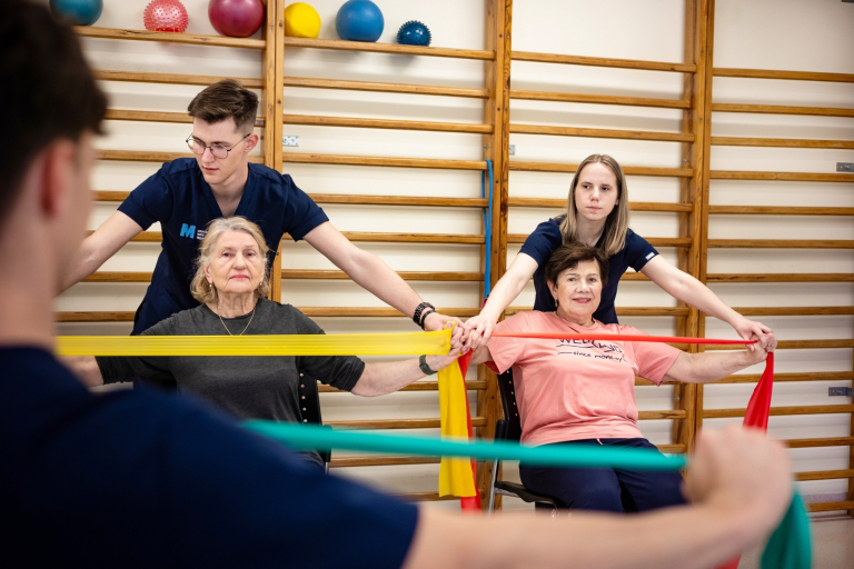 Pedagogika senioralna z animacją społeczno-kulturalną | Studia II stopnia ze studiami podyplomowymi  | Uniwersytet WSB Merito w Gdańsku: Studenci pomagają w rozciąganiu seniorów