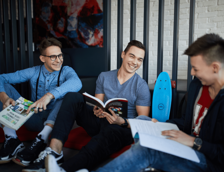 Biały wywiad | Studia II stopnia ze studiami podyplomowymi  | Uniwersytet WSB Merito w Gdańsku: Studenci w strefie studentka przy książkach