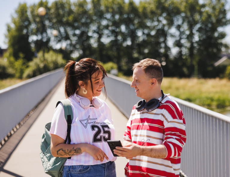 Marketing i komunikacja społeczna | Studia II stopnia ze studiami podyplomowymi  | Uniwersytet WSB Merito w Gdańsku: Para studentów rozmawia na moście