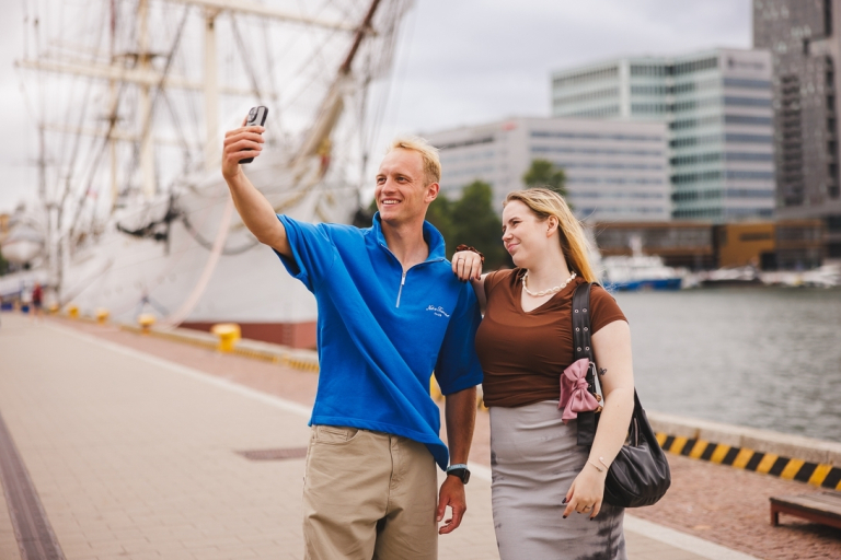 Menedżer turystyki i hotelarstwa | Studia II stopnia ze studiami podyplomowymi  | Uniwersytet WSB Merito w Gdańsku: Selfie pary studentów przy Sea Tower w Gdyni