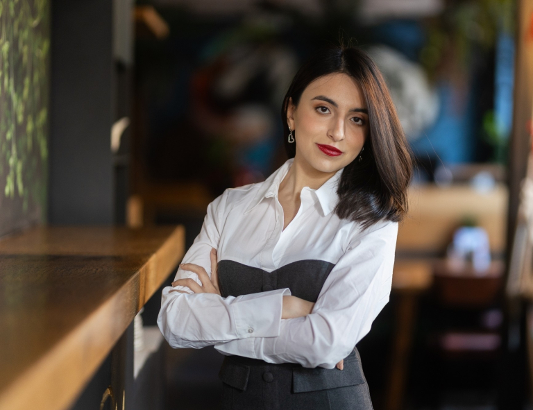 Studia i praktyki za granicą | Uniwersytet WSB Merito w Gdańsku: Studentka na zdjęciu biznesowym w czarno-białej garsonce