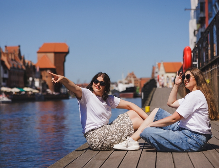 Transport morski i lotniczy | Studia II stopnia ze studiami podyplomowymi  | Uniwersytet WSB Merito w Gdańsku: Studentki przy Żurawiu i Motławie