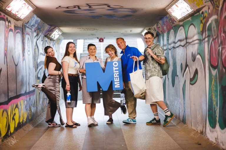 Strefa studenta | Uniwersytet WSB Merito w Gdańsku: Studenci w tunelu pod SKMką z sygnetem M