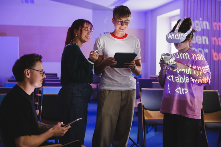 Psychologia w biznesie | Studia II stopnia ze studiami podyplomowymi w Gdańsku | Uniwersytet WSB Merito w Gdańsku: Grupa studentów podczas warsztatów z symulacji VR