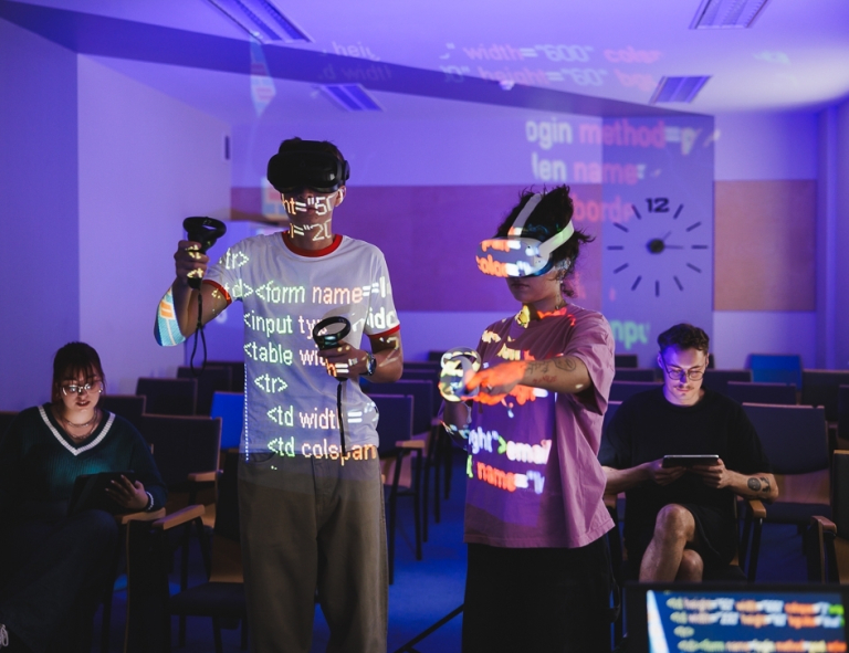 Cykl bezpłatnych warsztatów i wykładów dla uczniów szkół średnich | Aktualności | Uniwersytet WSB Merito w Gdańsku: Studenci podczas symulacji VR