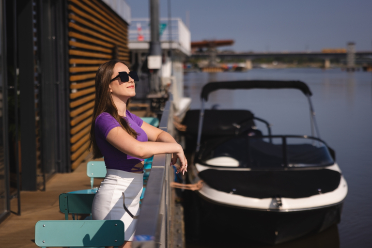 Logistyka i spedycja międzynarodowa | Studia II stopnia ze studiami podyplomowymi  | Uniwersytet WSB Merito w Gdańsku: Studentka w okularach przeciwsłonecznych przy łódce