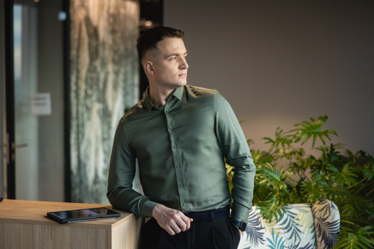 Menedżer logistyki | Studia I stopnia w Gdańsku | Uniwersytet WSB Merito w Gdańsku: Student w koszuli o kolorze khaki