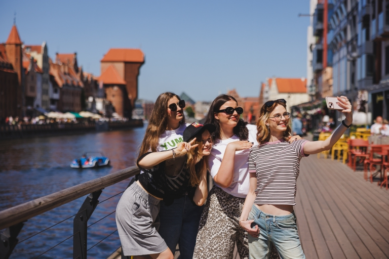 Kreowanie treści w mediach cyfrowych | Studia I stopnia w Gdańsku | Uniwersytet WSB Merito w Gdańsku: Selfie studentek przy Motławie i Żurawiu