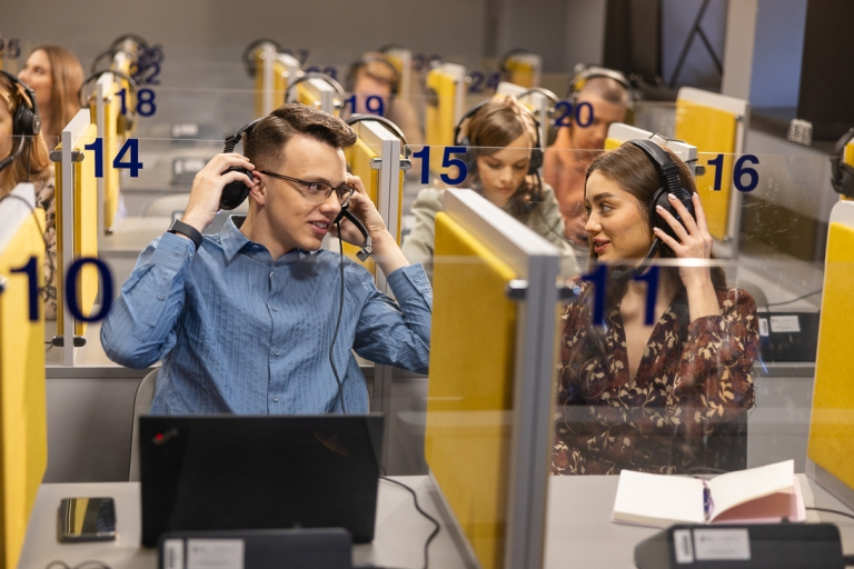 Filologia | Studia II stopnia ze studiami podyplomowymi w Gdańsku | Uniwersytet WSB Merito w Gdańsku: Studenci w kabinie do tłumaczeń 