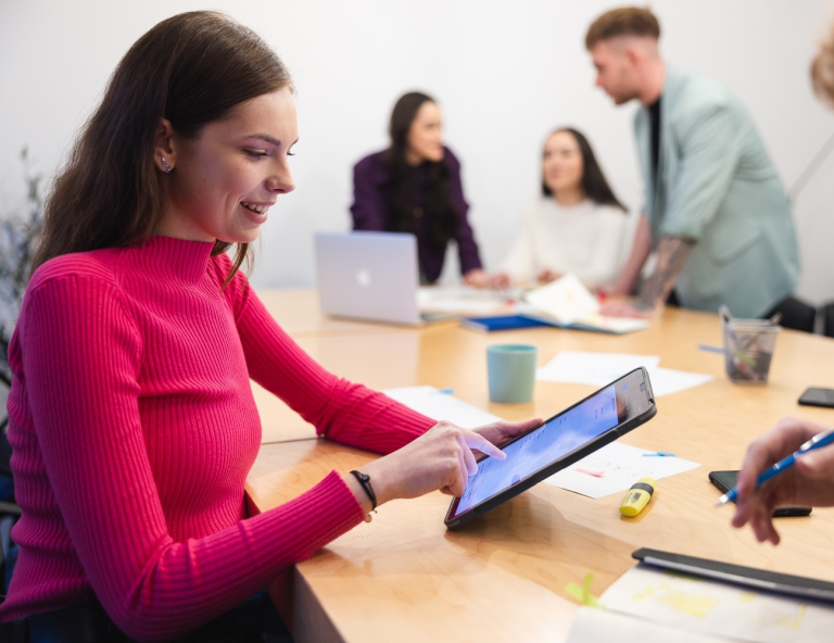 Uczelnia bez barier | Uniwersytet WSB Merito w Gdańsku: Studentka przegląda coś na tablecie
