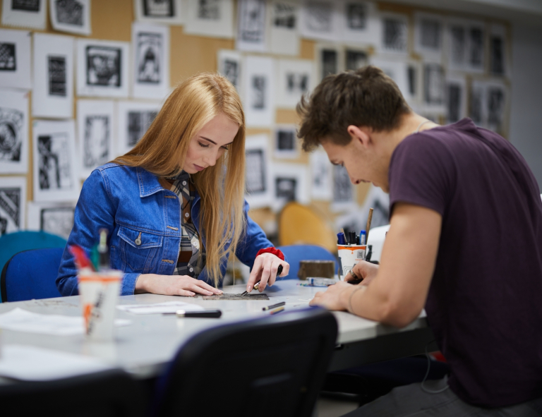 Komunikacja cyfrowa i media kreatywne | Studia II stopnia ze studiami podyplomowymi w Gdańsku | Uniwersytet WSB Merito w Gdańsku: Studenci podczas warsztatu z grafiki w laboratorium