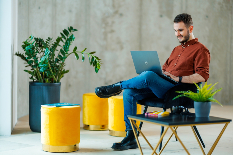 Projektowanie interfejsów graficznych | Studia podyplomowe w Gdańsku | Uniwersytet WSB Merito w Gdańsku: Mężczyzna z laptopem na kolanach