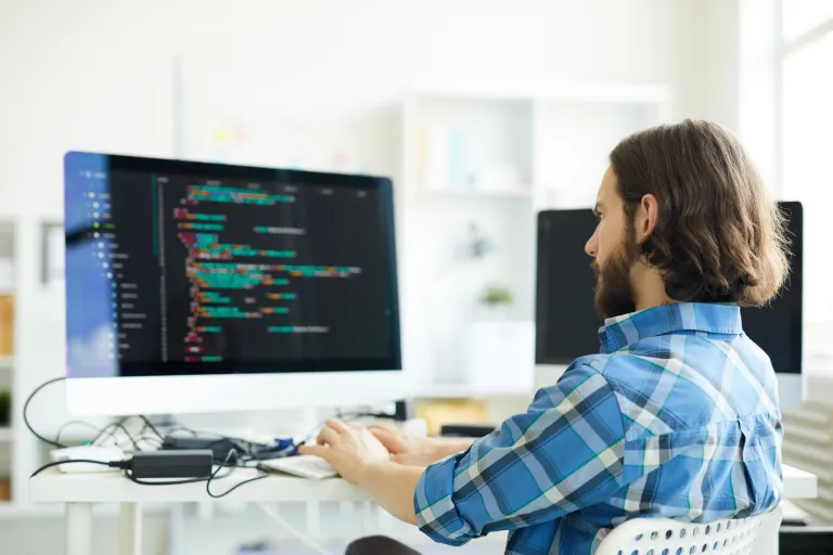 STEAM i sztuczna inteligencja w edukacji | Studia podyplomowe w Gdańsku | Uniwersytet WSB Merito w Gdańsku: Mężczyzna przy komputerze