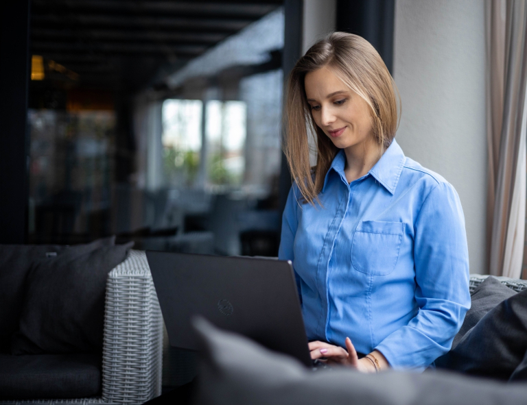 Digital Marketing Masterclass | Studia podyplomowe w Gdańsku | Uniwersytet WSB Merito w Gdańsku: Studentka z laptopem