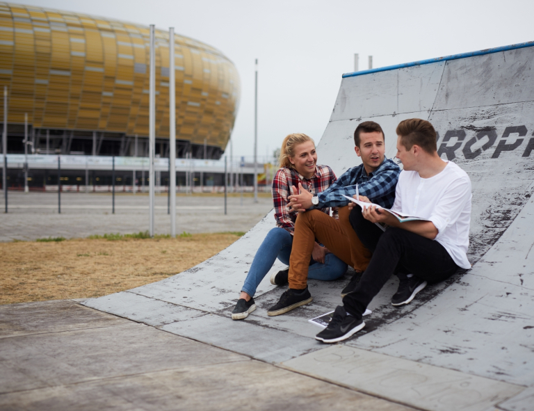 Zarządzanie przedsiębiorstwem | Studia II stopnia ze studiami podyplomowymi  | Uniwersytet WSB Merito w Gdańsku: Studenci niedaleko Ergo Areny