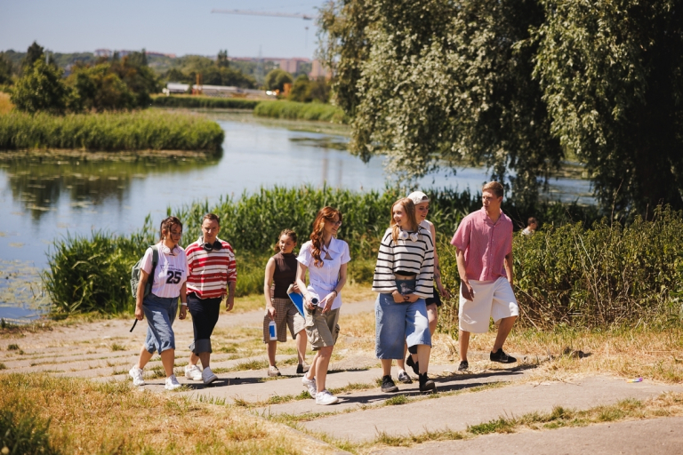Fizjoterapia | Studia jednolite magisterskie w Gdańsku | Uniwersytet WSB Merito w Gdańsku: Grupa studentów przy zbiorniku wodnym