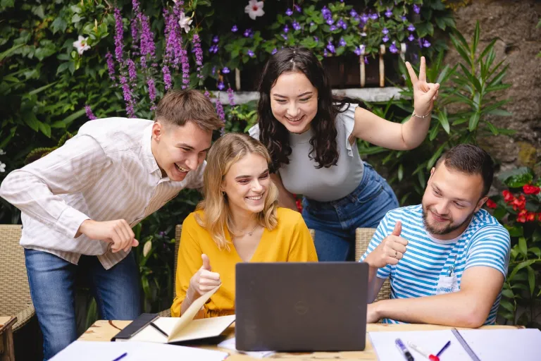 Rankingi i akredytacje | Uniwersytet WSB Merito w Gdańsku: Studenci w ogrodzie podczas połączenia online 