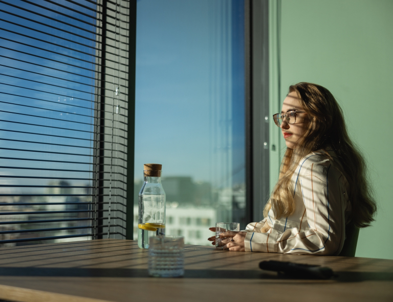 Zarządzanie nieruchomościami i homestaging | Studia I stopnia w Gdańsku | Uniwersytet WSB Merito w Gdańsku: Studentka przy dużym oknie 