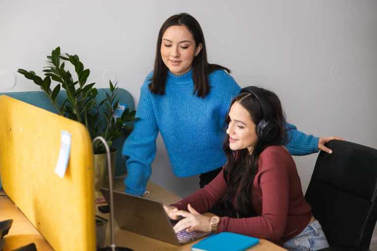 Zarządzanie projektami i usługami IT | Studia I stopnia w Gdańsku | Uniwersytet WSB Merito w Gdańsku: Studentki w biurze przy laptopie 