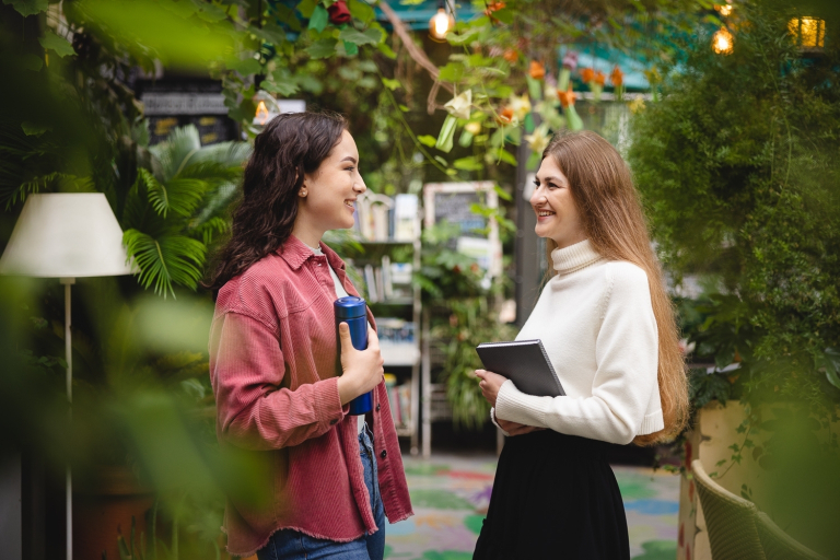 Psychologia w zarządzaniu – z certyfikatem FU | Studia II stopnia ze studiami podyplomowymi  | Uniwersytet WSB Merito w Gdańsku: Studentki w zielonej przestrzeni